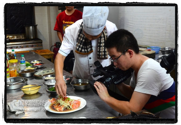 此次攝制組通過拍攝婺源代表名菜糊豆腐、粉蒸肉、荷包紅魚、賽鵝頸及地方小吃清明果、灰汁果、糯米子糕等來詮釋婺源美食經(jīng)典，展示婺源食文化，打造獨屬婺源的美食符號。