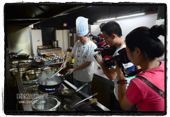 此次攝制組通過拍攝婺源代表名菜糊豆腐、粉蒸肉、荷包紅魚、賽鵝頸及地方小吃清明果、灰汁果、糯米子糕等來詮釋婺源美食經(jīng)典，展示婺源食文化，打造獨屬婺源的美食符號。