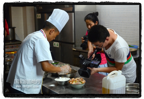 此次攝制組通過拍攝婺源代表名菜糊豆腐、粉蒸肉、荷包紅魚、賽鵝頸及地方小吃清明果、灰汁果、糯米子糕等來詮釋婺源美食經(jīng)典，展示婺源食文化，打造獨屬婺源的美食符號。