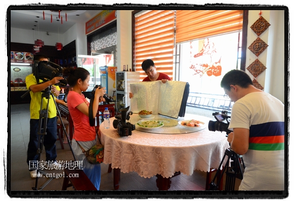 此次攝制組通過拍攝婺源代表名菜糊豆腐、粉蒸肉、荷包紅魚、賽鵝頸及地方小吃清明果、灰汁果、糯米子糕等來詮釋婺源美食經(jīng)典，展示婺源食文化，打造獨屬婺源的美食符號。