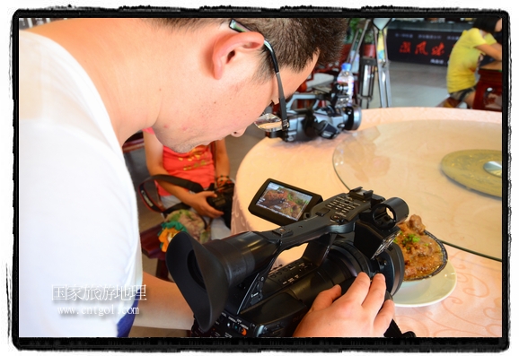 此次攝制組通過拍攝婺源代表名菜糊豆腐、粉蒸肉、荷包紅魚、賽鵝頸及地方小吃清明果、灰汁果、糯米子糕等來詮釋婺源美食經(jīng)典，展示婺源食文化，打造獨屬婺源的美食符號。