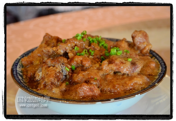 此次攝制組通過拍攝婺源代表名菜糊豆腐、粉蒸肉、荷包紅魚、賽鵝頸及地方小吃清明果、灰汁果、糯米子糕等來詮釋婺源美食經(jīng)典，展示婺源食文化，打造獨屬婺源的美食符號。