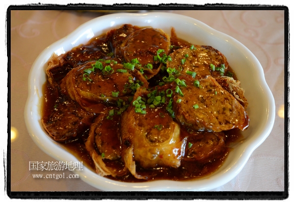 此次攝制組通過拍攝婺源代表名菜糊豆腐、粉蒸肉、荷包紅魚、賽鵝頸及地方小吃清明果、灰汁果、糯米子糕等來詮釋婺源美食經(jīng)典，展示婺源食文化，打造獨屬婺源的美食符號。