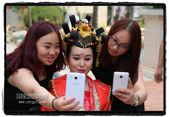 6月19日，端午節(jié)的前一天，甘肅平?jīng)鍪嗅轻紖^(qū)南山公園澳廈麗灣小區(qū)“邀請(qǐng)”唐朝被譽(yù)為四大美女之一的“楊貴妃”前來與市民見面，共度“端午佳節(jié)”。期間，“貴妃娘娘”由一名解說人員做向?qū)?，與小區(qū)居民一同游玩、賞景、互敬酒水、合影留念，并現(xiàn)場(chǎng)贈(zèng)送大人小孩粽子、香包和糖果。