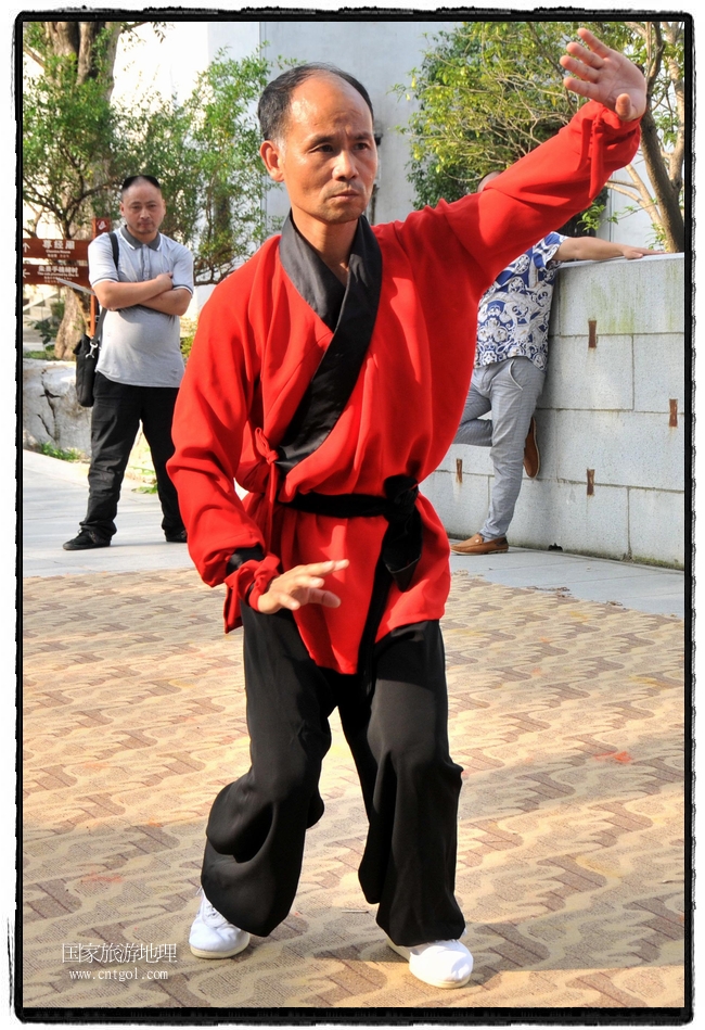 6月20日，小朋友們和中國武術(shù)愛好者們在江西省婺源縣熹園景區(qū)表演中國傳統(tǒng)的中國武術(shù)功夫，吸引許多游人前來駐足觀看。當(dāng)日是中國傳統(tǒng)的端午節(jié)，江西省婺源縣的中國武術(shù)愛好者們通過表演中國武術(shù)功夫，打太極，表演了少林棍、硬氣功、自選拳等少林寺功夫，讓孩子們從小學(xué)習(xí)中國武術(shù)，傳承中國武德，感受先人過端午的氛圍。