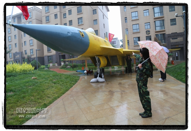 小區(qū)突然出現(xiàn)“飛機(jī)坦克”，其中殲15艦載戰(zhàn)斗機(jī)一架、99式主戰(zhàn)坦克一輛、武直-10武裝直升機(jī)一架，吸引了眾多市民雨中圍觀、合影。