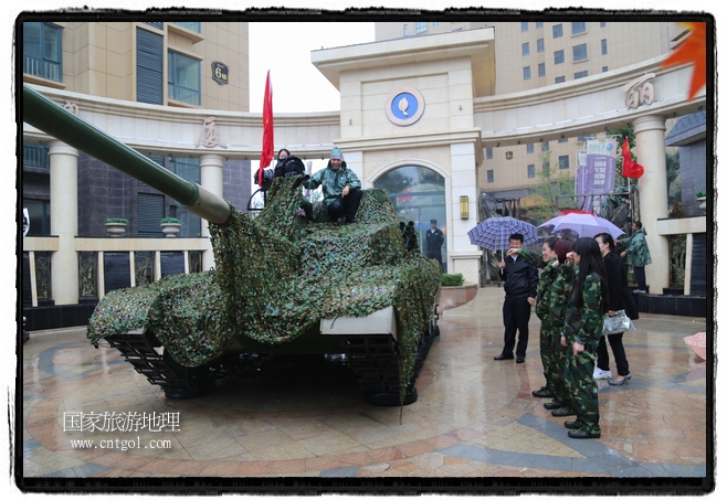 小區(qū)突然出現(xiàn)“飛機(jī)坦克”，其中殲15艦載戰(zhàn)斗機(jī)一架、99式主戰(zhàn)坦克一輛、武直-10武裝直升機(jī)一架，吸引了眾多市民雨中圍觀、合影。