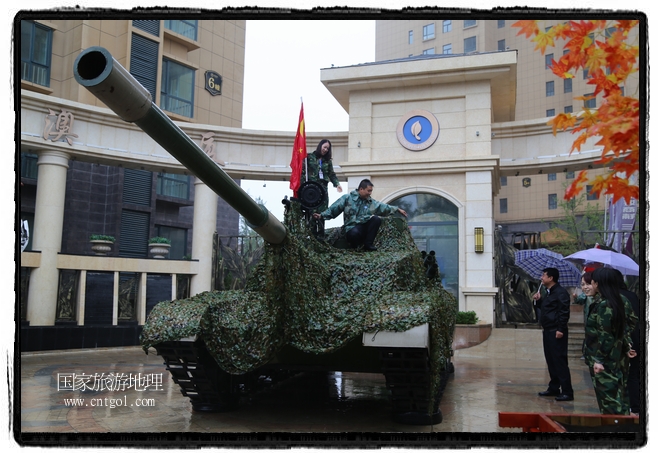 小區(qū)突然出現(xiàn)“飛機(jī)坦克”，其中殲15艦載戰(zhàn)斗機(jī)一架、99式主戰(zhàn)坦克一輛、武直-10武裝直升機(jī)一架，吸引了眾多市民雨中圍觀、合影。