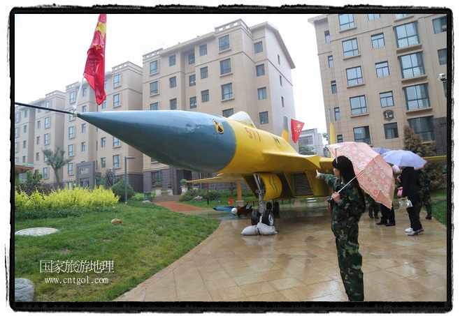 小區(qū)突然出現(xiàn)“飛機(jī)坦克”，其中殲15艦載戰(zhàn)斗機(jī)一架、99式主戰(zhàn)坦克一輛、武直-10武裝直升機(jī)一架，吸引了眾多市民雨中圍觀、合影。