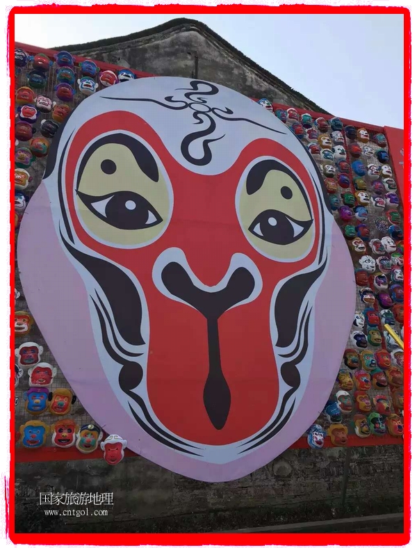 中國(guó)規(guī)模最大的猴面具彩繪在南潯古鎮(zhèn)展示。猴子真是今年最紅的動(dòng)物。 