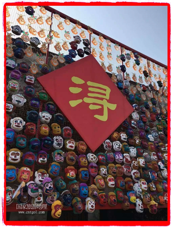 中國(guó)規(guī)模最大的猴面具彩繪在南潯古鎮(zhèn)展示。猴子真是今年最紅的動(dòng)物。 