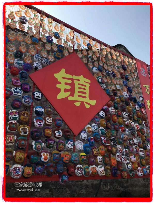 中國(guó)規(guī)模最大的猴面具彩繪在南潯古鎮(zhèn)展示。猴子真是今年最紅的動(dòng)物。 