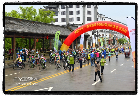 來自江西、安徽、浙江、福建等省市近千名選手參加了比賽，婺源賽道沿途的秀美風光和徽派古村落，給參賽選手留下美好的印象。