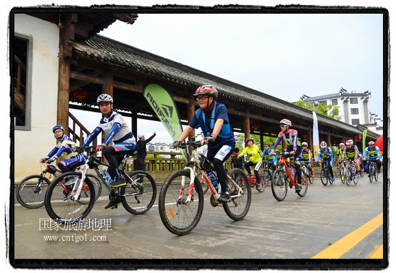 來自江西、安徽、浙江、福建等省市近千名選手參加了比賽，婺源賽道沿途的秀美風光和徽派古村落，給參賽選手留下美好的印象。