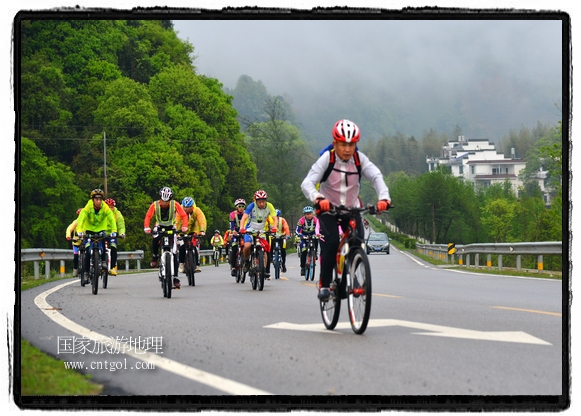 來自江西、安徽、浙江、福建等省市近千名選手參加了比賽，婺源賽道沿途的秀美風光和徽派古村落，給參賽選手留下美好的印象。