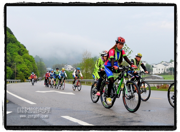 來自江西、安徽、浙江、福建等省市近千名選手參加了比賽，婺源賽道沿途的秀美風光和徽派古村落，給參賽選手留下美好的印象。