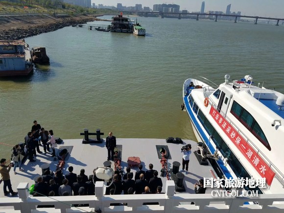 江西開展呵護(hù)一湖清水，嚴(yán)厲打擊非法采砂行動（圖）